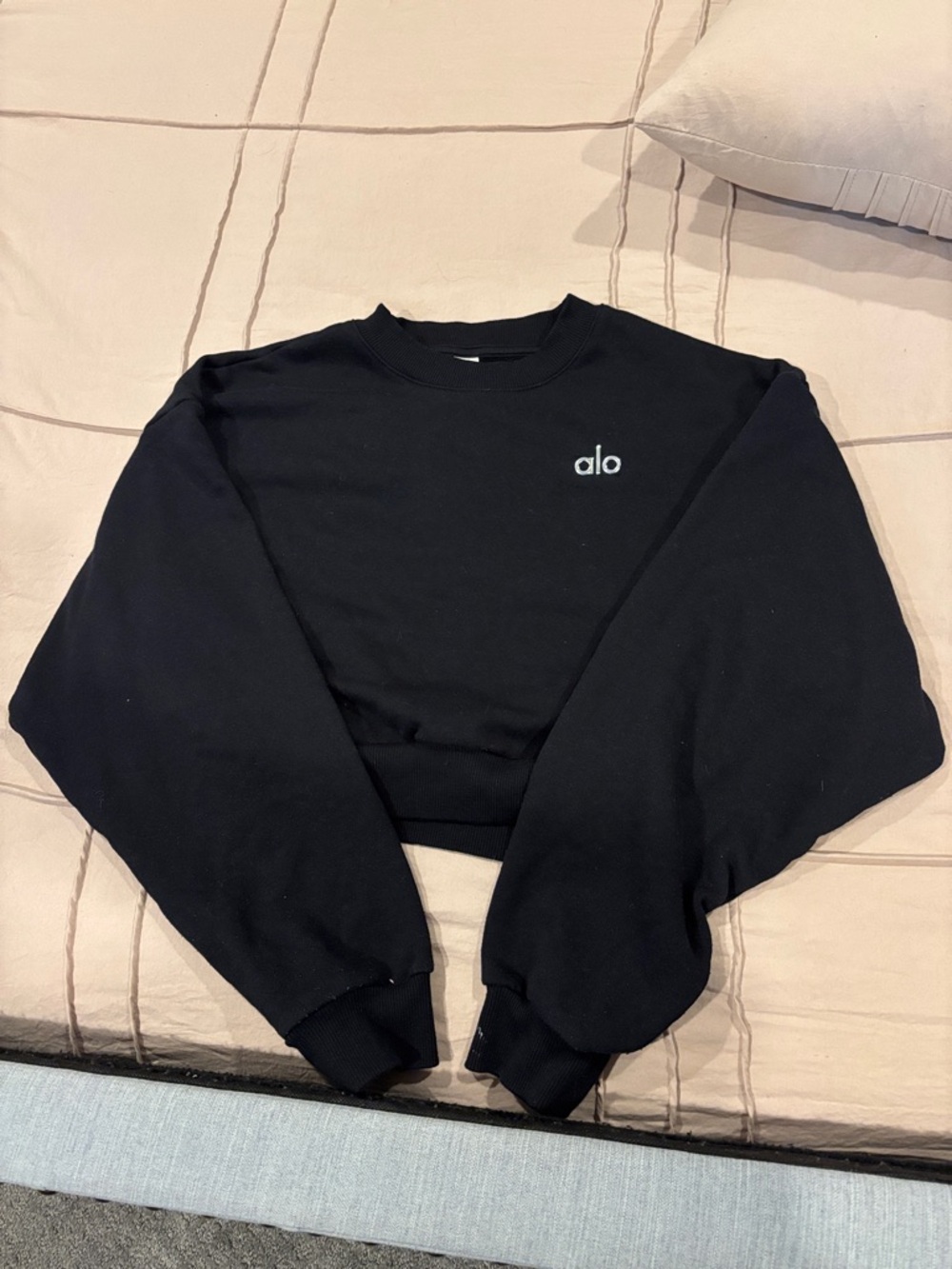 ALO Yoga Black Accolade Cropped Crewneck Sweatshirt